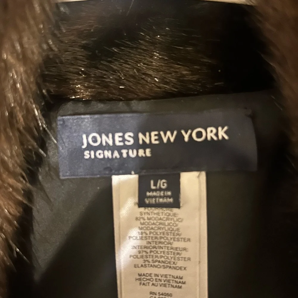 Jones New  YORK, Beautiful faux fur vest jacket is dark - Picture 8 of 11